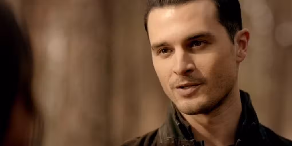 Enzo St. John sonríe en The Vampire Diaries