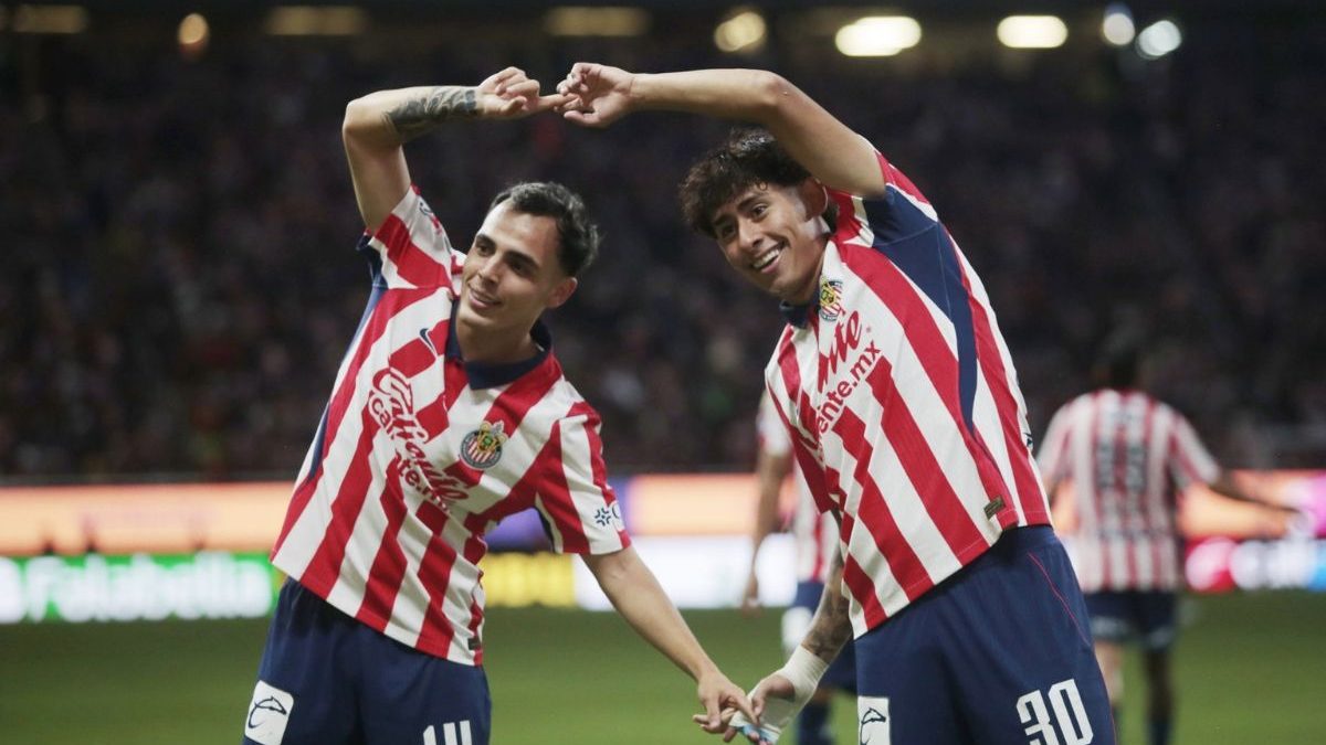 Chivas golea a Pumas y toma el liderato de Liga MX | J8