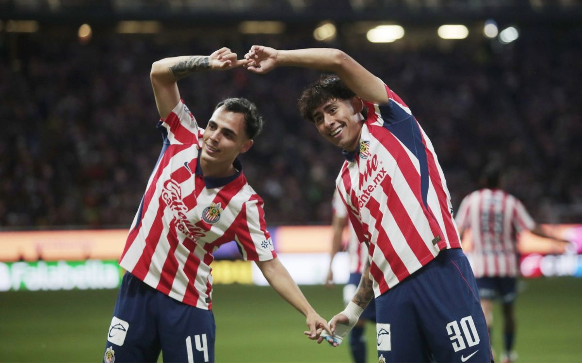 Chivas golea a Pumas y toma el liderato de Liga MX | J8