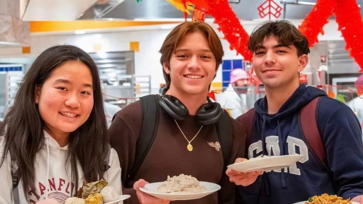 Críticas a Stanford por borrar con IA a un estudiante hispano de una foto publicitaria