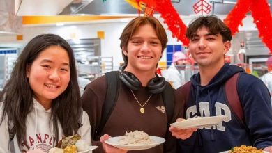 Críticas a Stanford por borrar con IA a un estudiante hispano de una foto publicitaria
