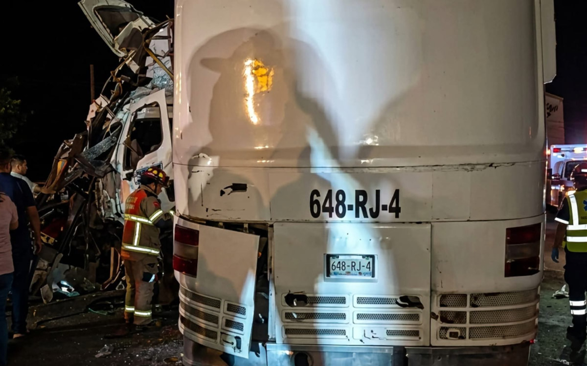 Cuatro muertos y 20 lesionados tras accidente entre autobús y tráiler en Nayarit
