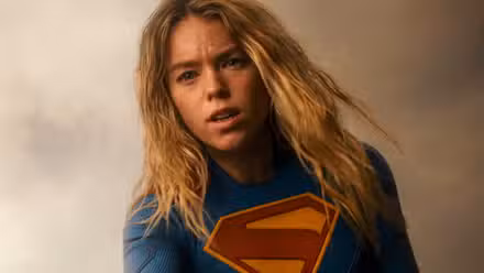 Milly Alcock como Supergirl mirando hacia abajo