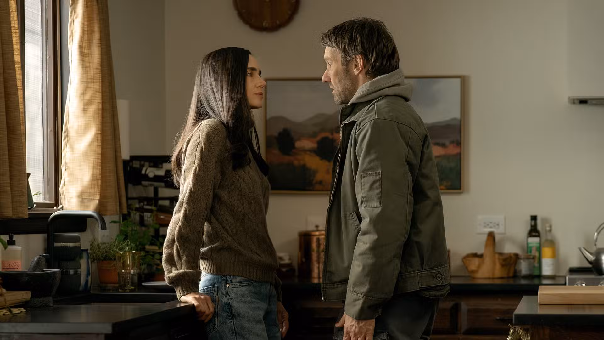 Daniela (Jennifer Connelly) y Jason (Joel Edgerton) mirándose fijamente en la temporada 2 de Dark Matter