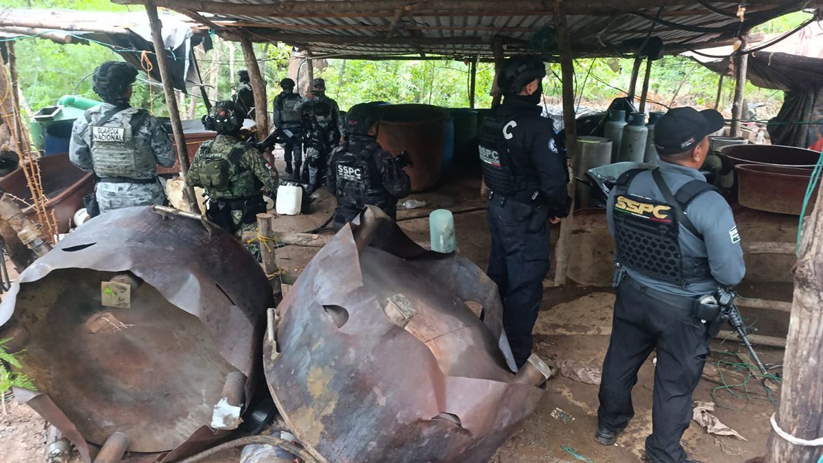Desmantelan tres laboratorios clandestinos para producir metanfetamina en Guerrero