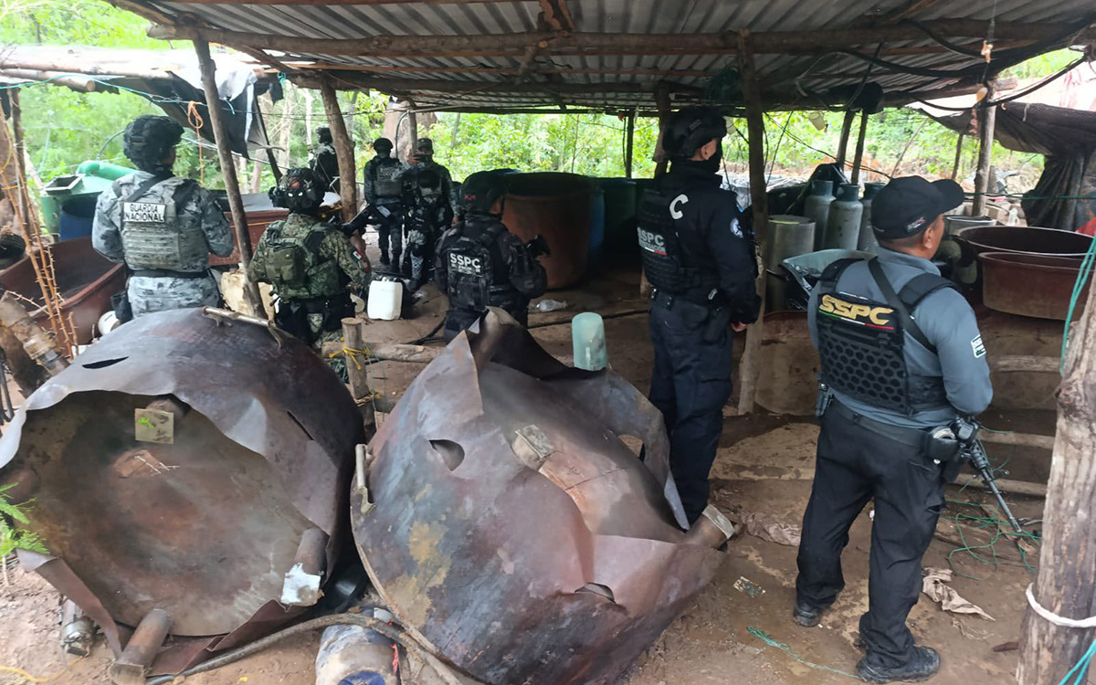 Desmantelan tres laboratorios clandestinos para producir metanfetamina en Guerrero