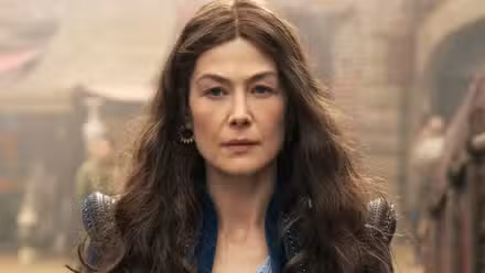 Rosamund Pike como Moraine en La rueda del tiempo