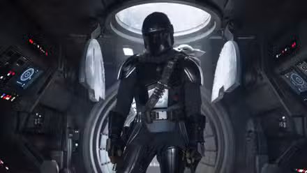 Din Djarin y Grogu de pie con el nuevo Razor Crest en The Mandalorian y Grogu 