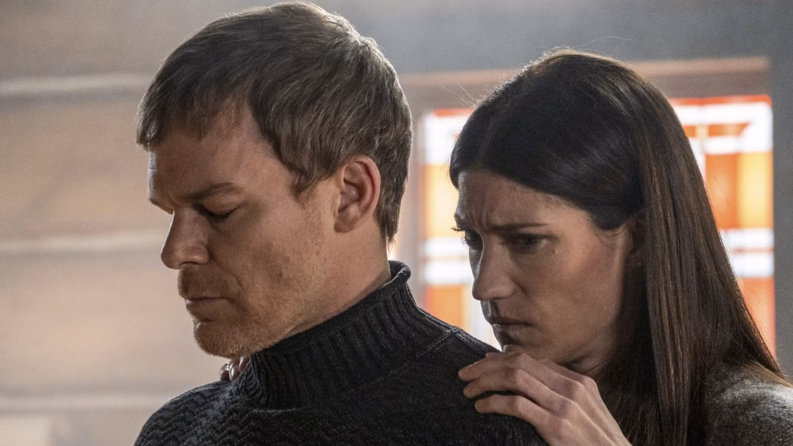 Dexter Morgan está perseguido por un rostro familiar en las fotos del set de la temporada 2 de Resurrection
