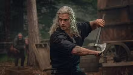 Henry Cavill como el brujo con un hacha
