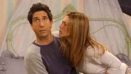 David Schwimmer como Ross Gellar y Jennifer Aniston como Rachel Green en Friends.