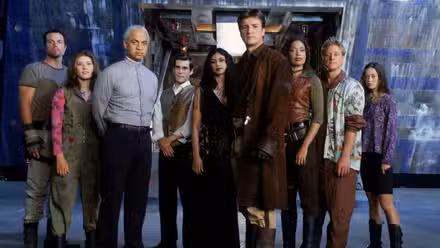Fotograma del elenco de Firefly frente a la nave espacial.