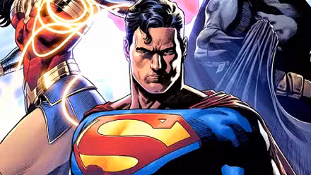 Superman muestra su emblema en el pecho en medio de la Trinidad de DC Comics