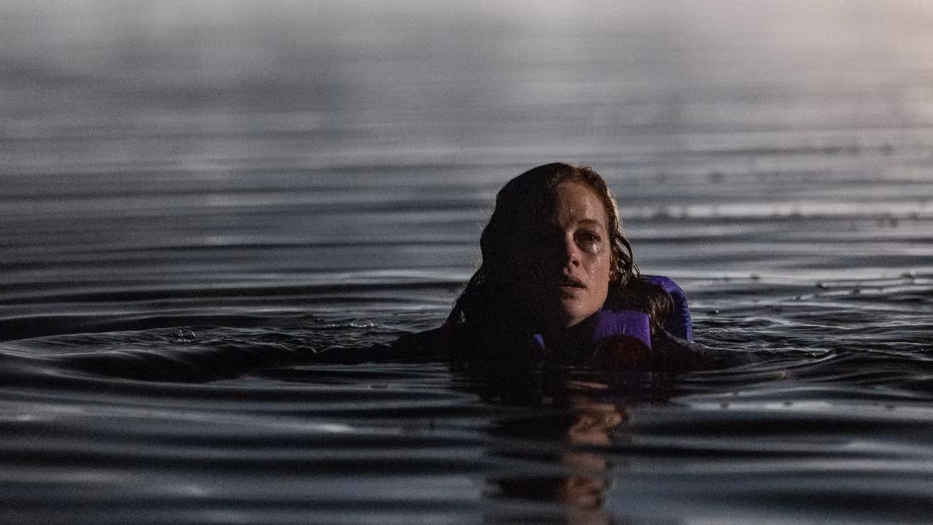Jane Levy en el agua en River