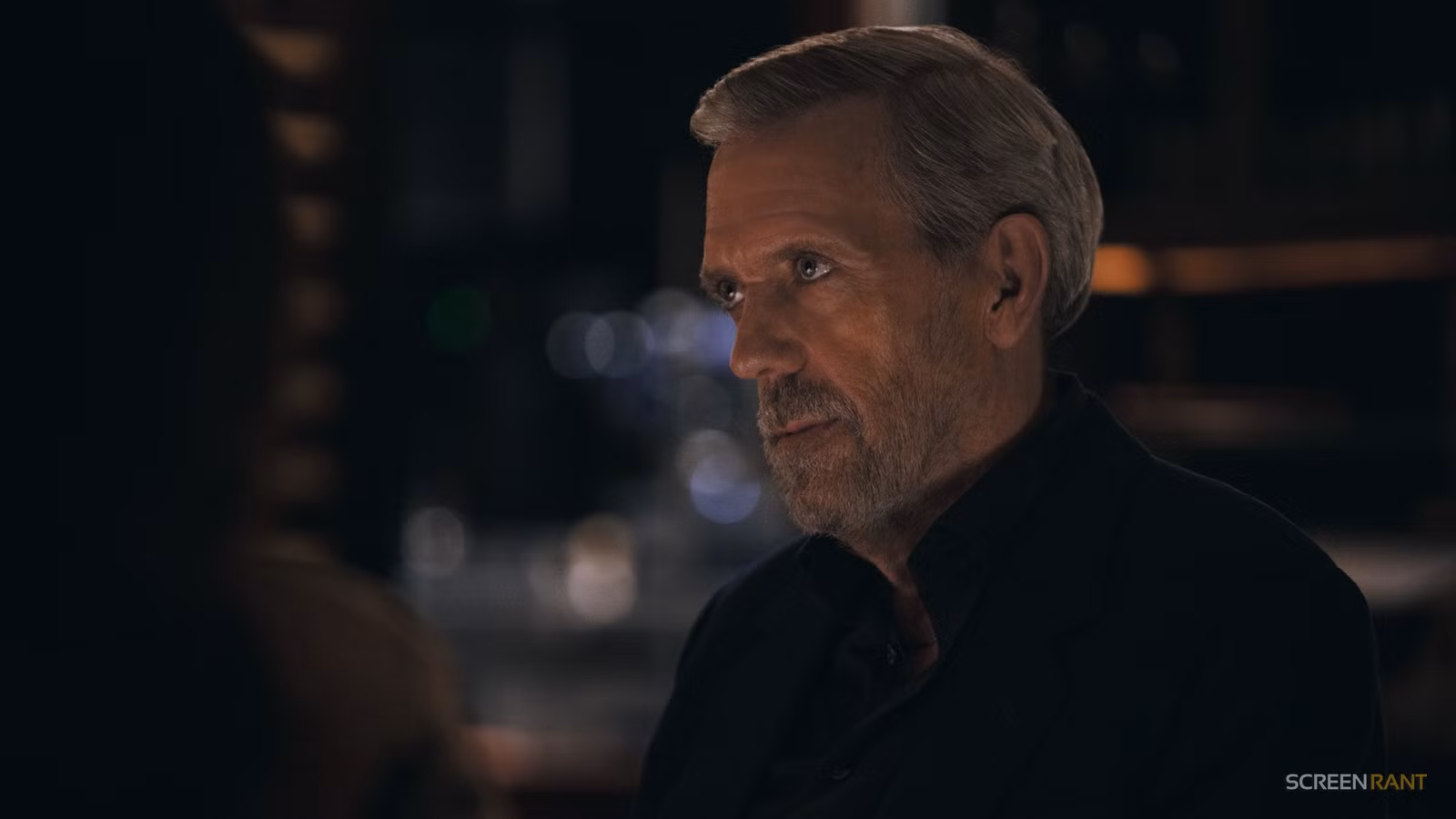 El nuevo thriller criminal de Hugh Laurie para Apple TV presenta oficialmente un elenco repleto de estrellas en las primeras imágenes