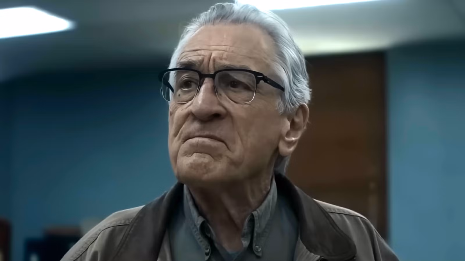 Pete de Robert De Niro mirando pensativamente algo en The Whisper Man