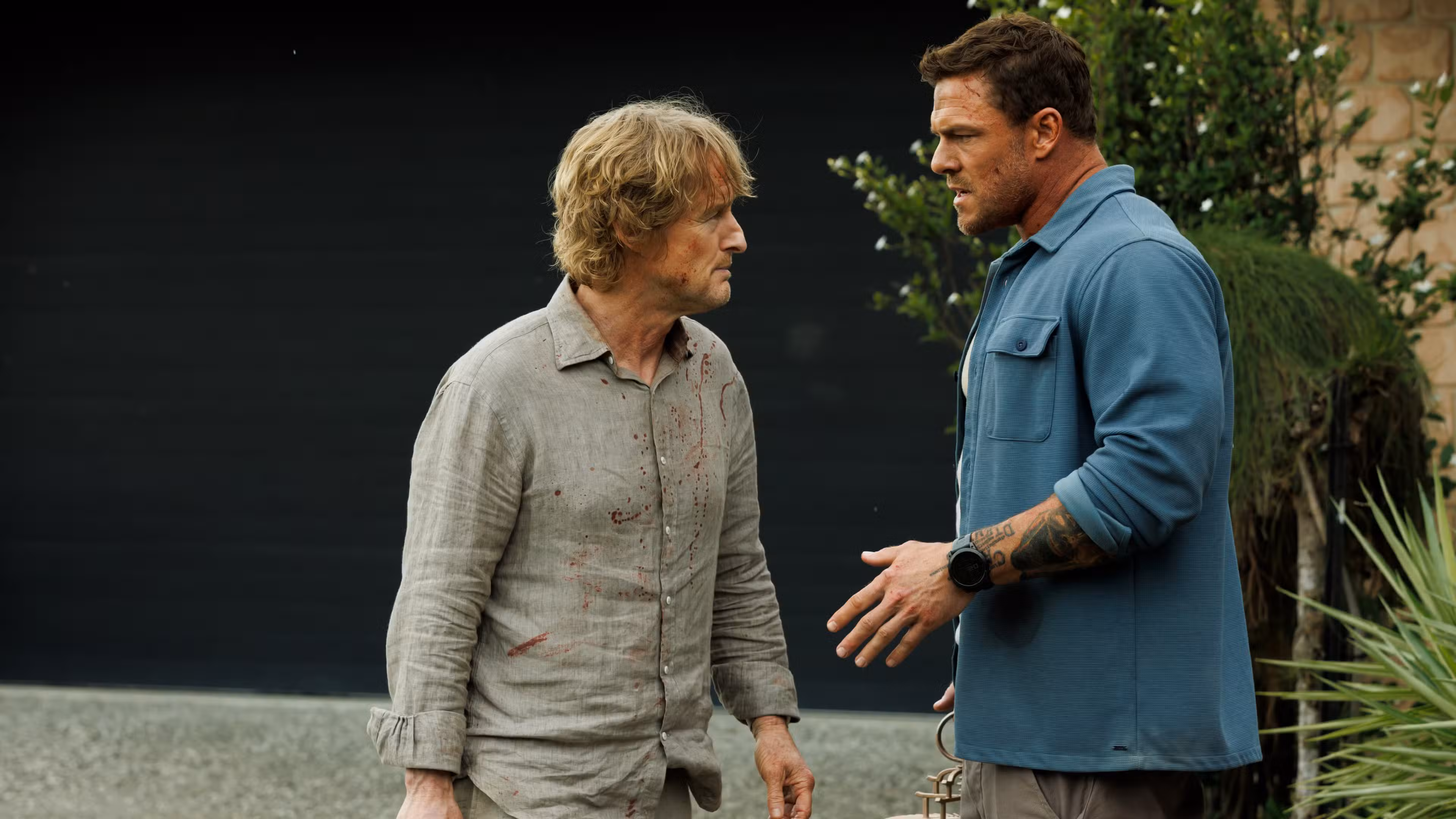 Owen Wilson y Alan Ritchson hablando en Runner
