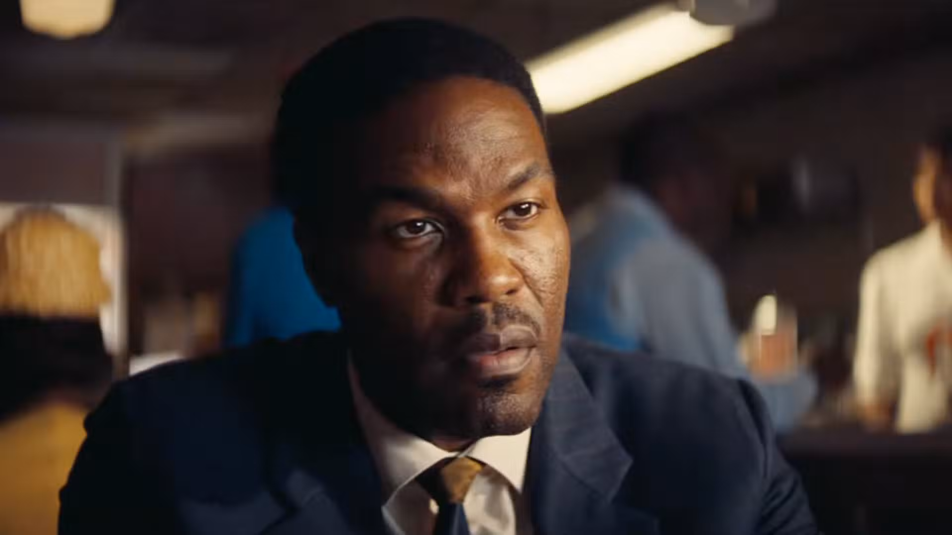 Yahya Abdul-Mateen II como el agente Wayne Strider en Por cualquier medio