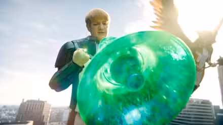 Nathan Fillion como Guy Gardner en la película Superman usando sus poderes para hacer un megáfono