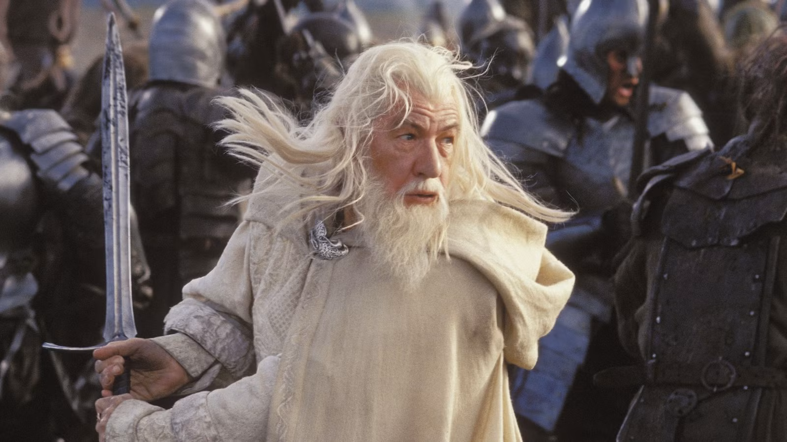 Ian McKellen como Gandalf el Blanco, luchando con una espada
