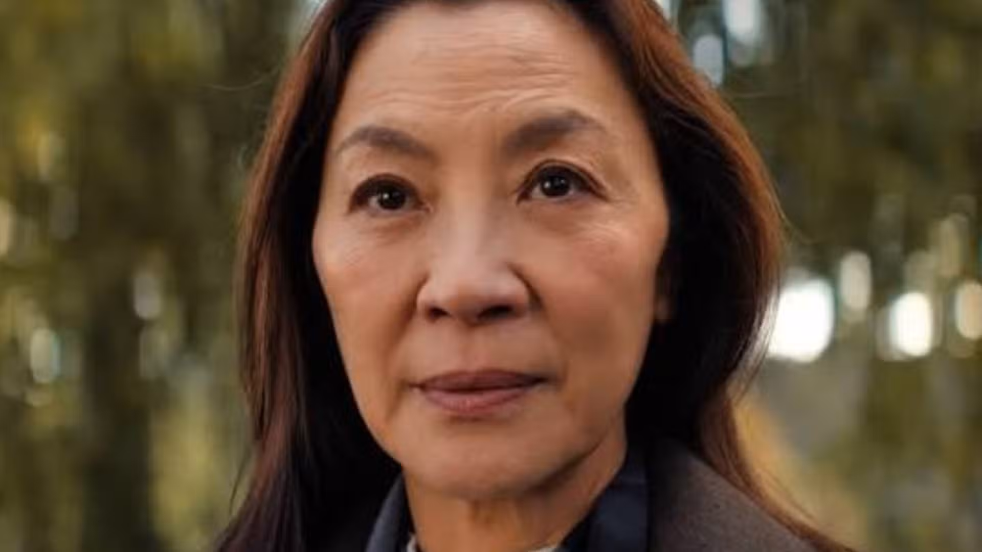Michelle Yeoh mirando El cirujano
