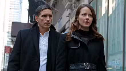 John Reese de Jim Caviezel y Root de Amy Acker caminando por una calle en Person of Interest