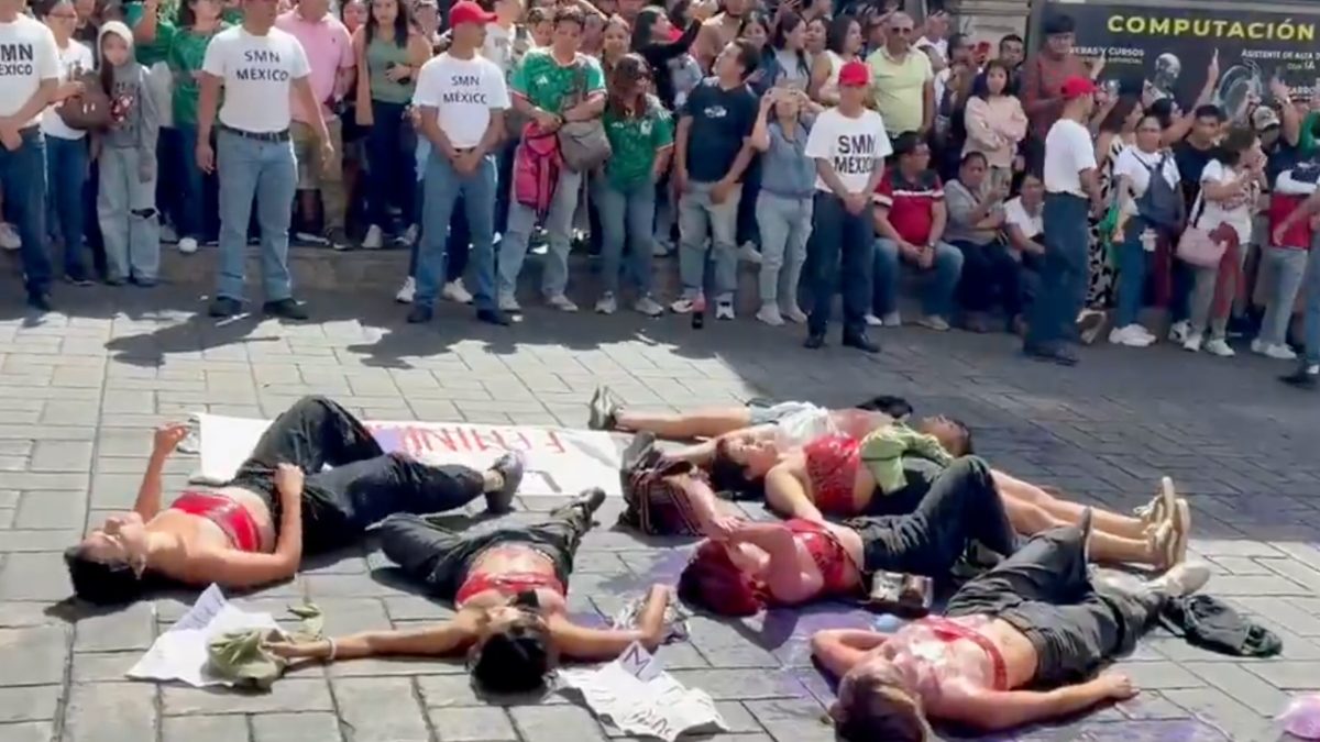 Estudiantes irrumpen en desfile del 16 de septiembre en Cuernavaca; exigen justicia por feminicidios