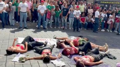 Estudiantes irrumpen en desfile del 16 de septiembre en Cuernavaca; exigen justicia por feminicidios