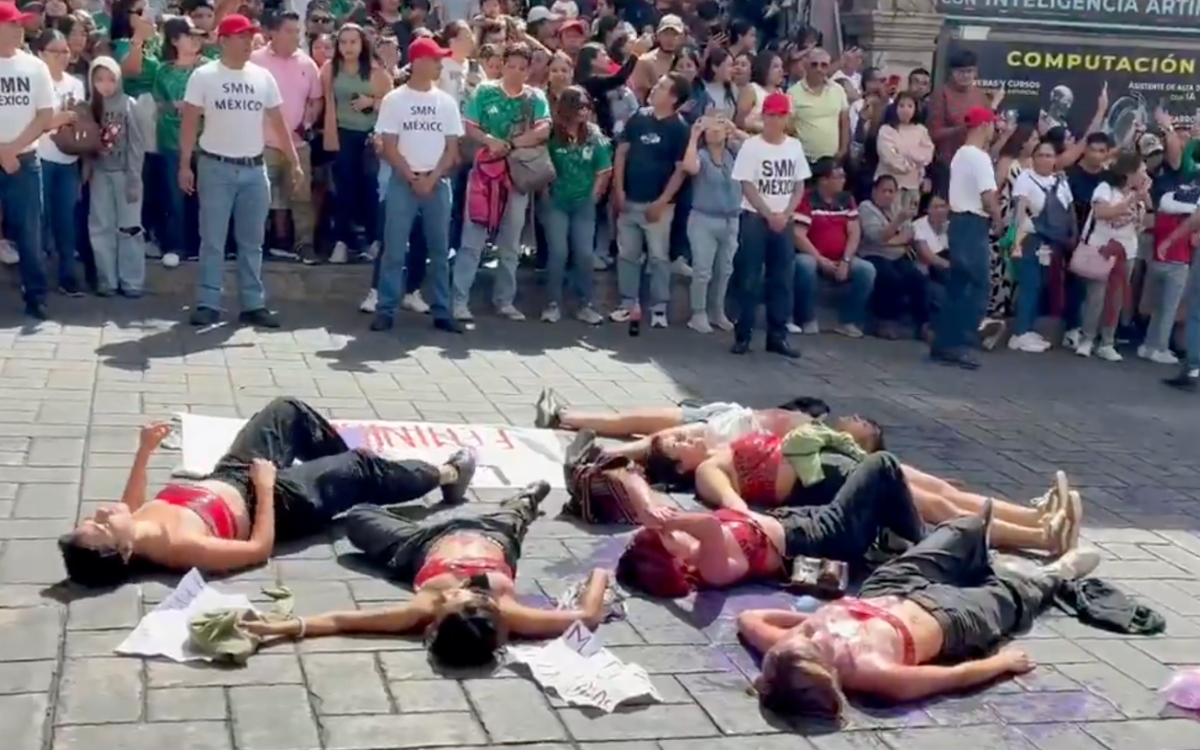 Estudiantes irrumpen en desfile del 16 de septiembre en Cuernavaca; exigen justicia por feminicidios