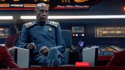 Joe Morton como el almirante Simon Reeger