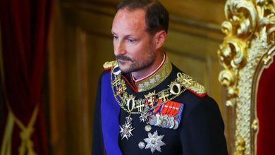 Haakon VIII jura como rey de Noruega; Mette-Marit ausente por problemas de salud