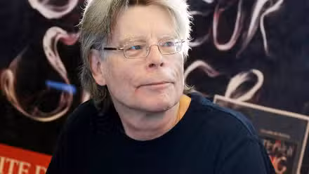 Stephen King mirando a su izquierda en una firma de Doctor Sleep
