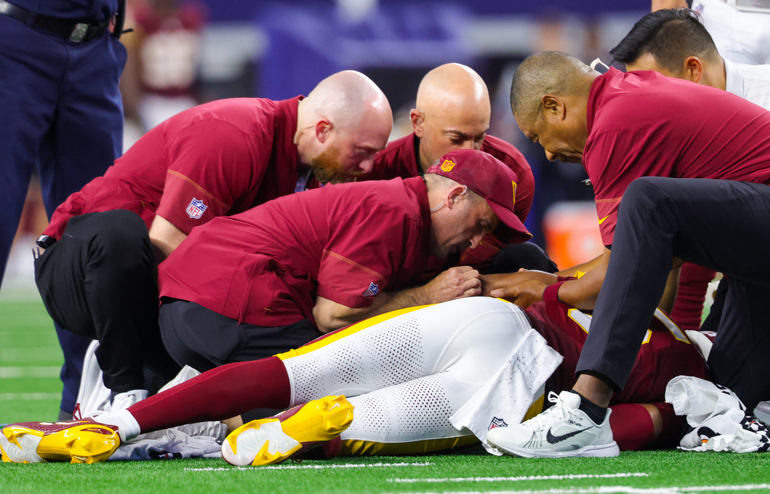 Jayden Daniels sufre una escalofriante lesión de codo y los Cowboys aprovechan