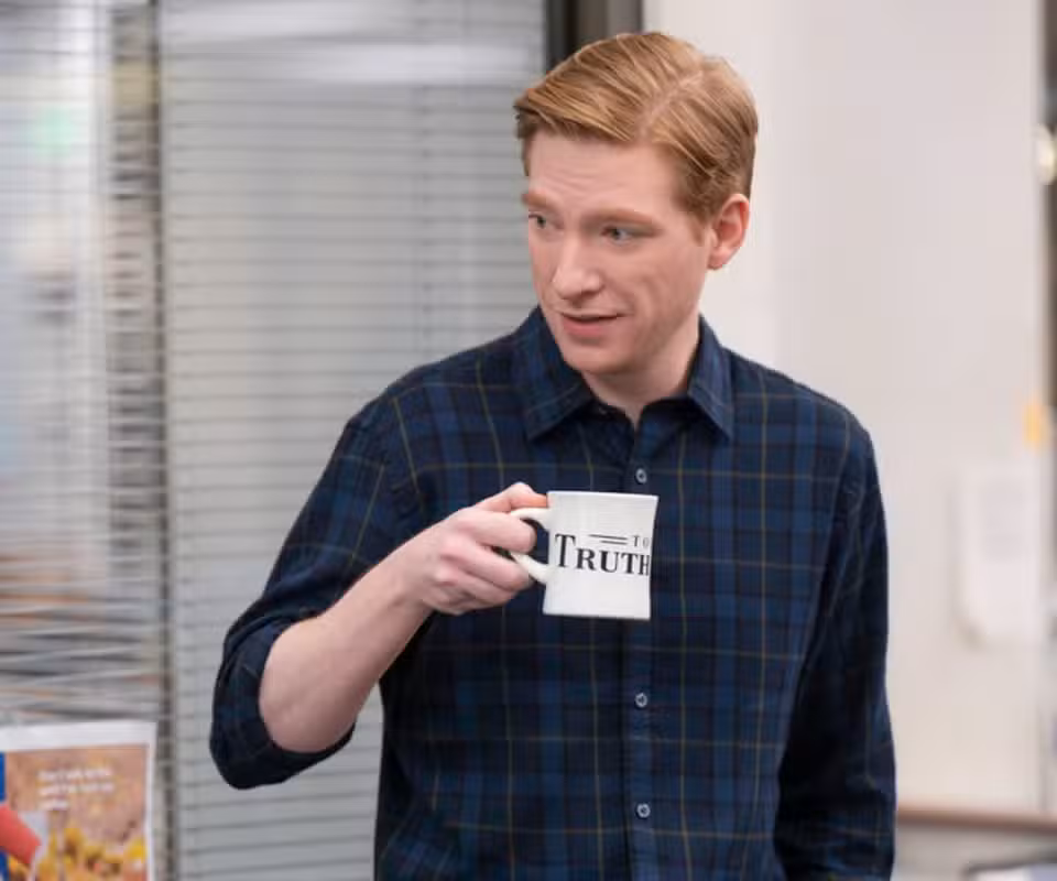 Ned con una taza en The Paper