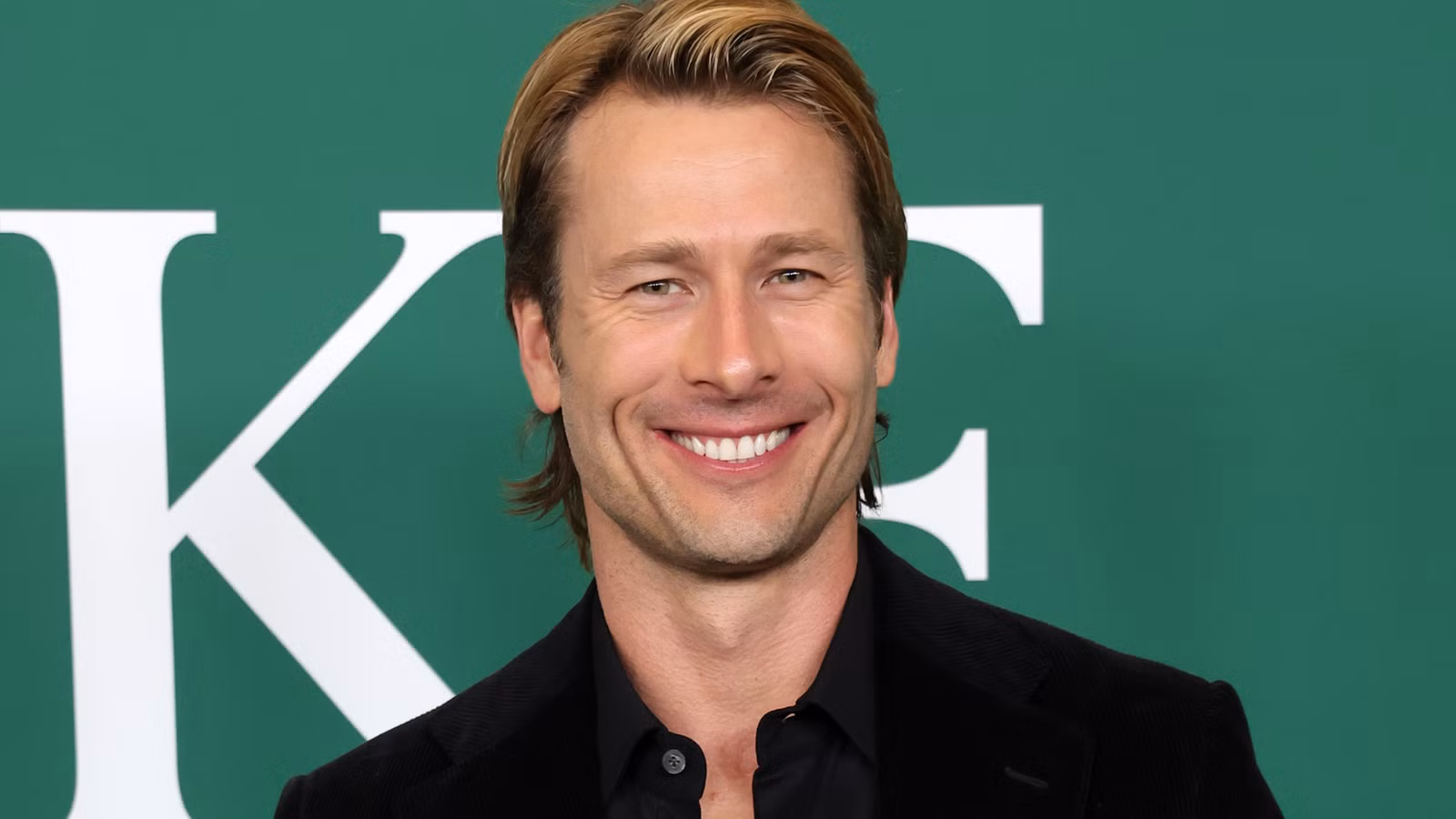 La exitosa serie de Glen Powell y Hulu planea terminar con la temporada 3, confirma el creador
