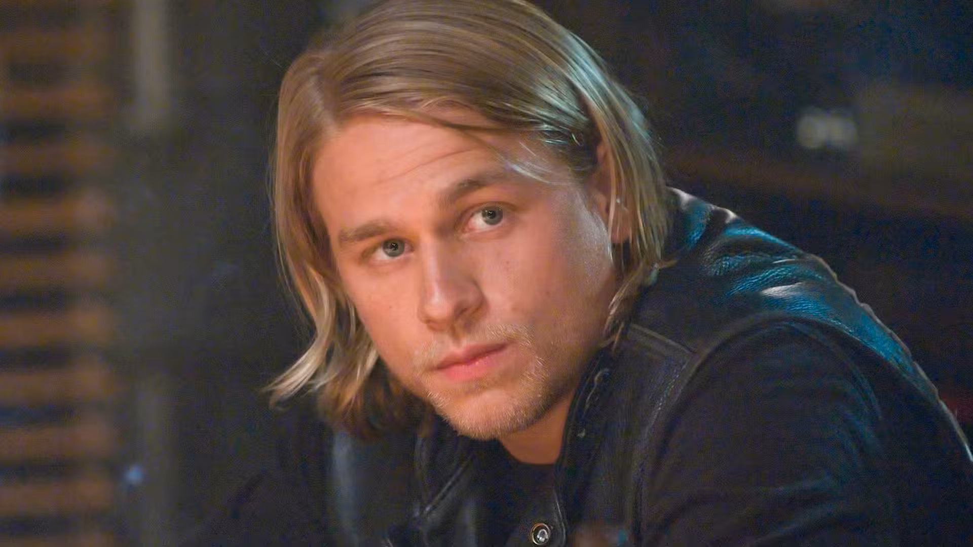 Jax Teller de Charlie Hunnam mirando de reojo en Sons of Anarchy