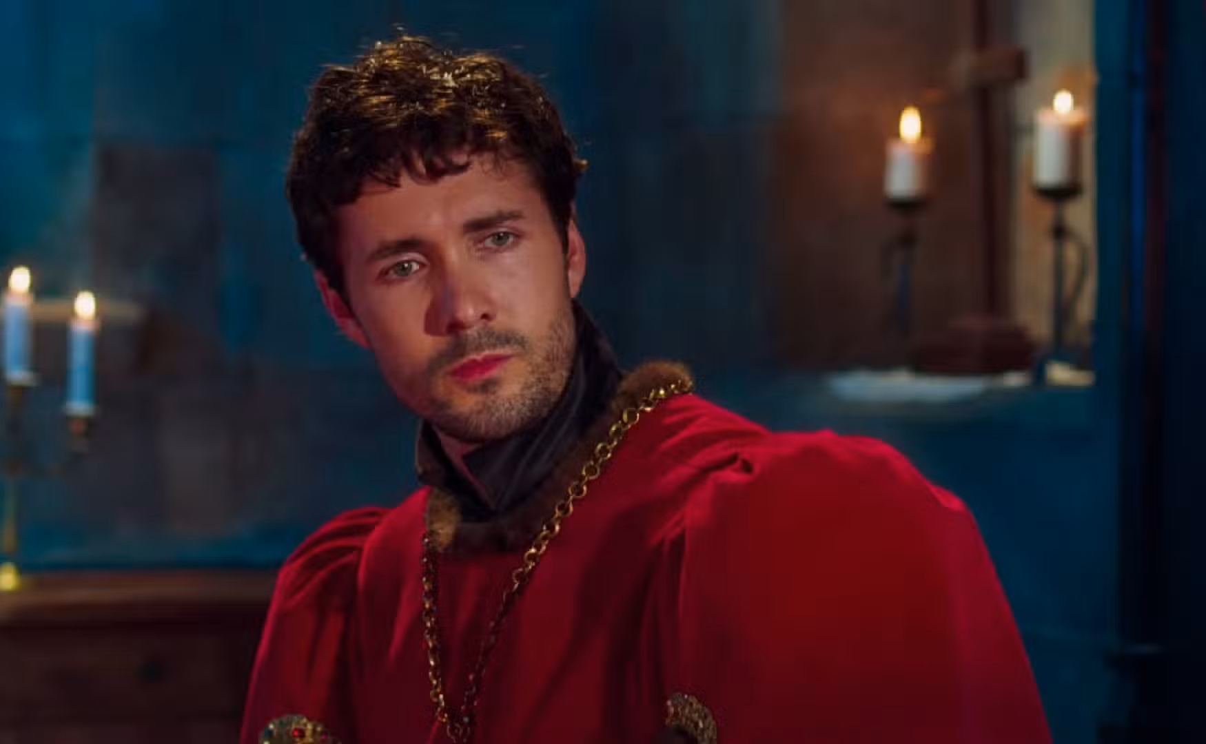 Jonah Hauer-King mira fijamente a su esposa en The Face of Horror