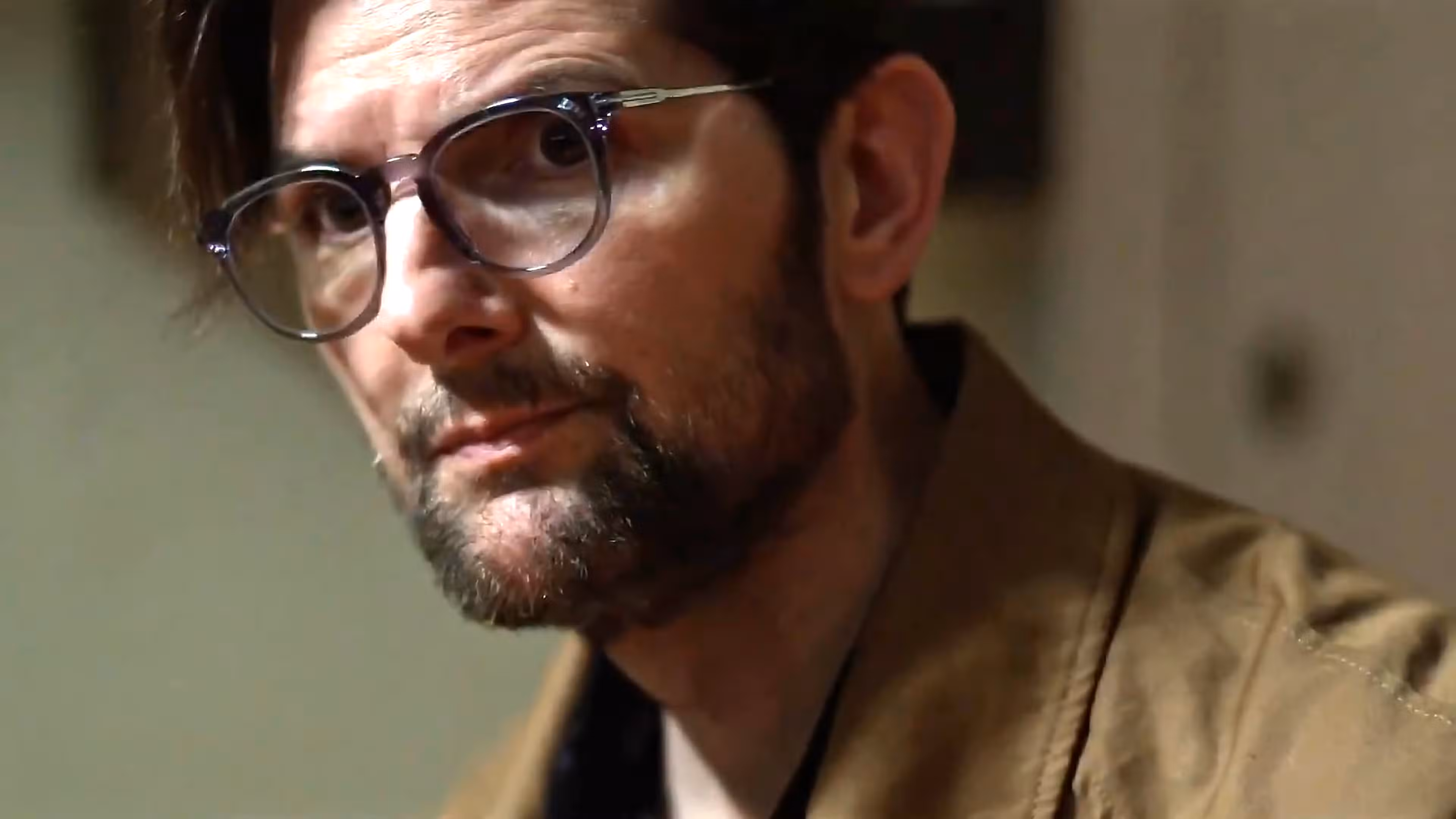 Ohm de Adam Scott mirando sospechosamente algo en Hokum