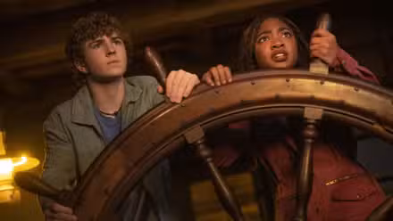 Percy (Walker Scobell) y Annabeth (Leah Sava Jeffries) manejan un gran timón de barco en la temporada 2 de Percy Jackson y los dioses del Olimpo.