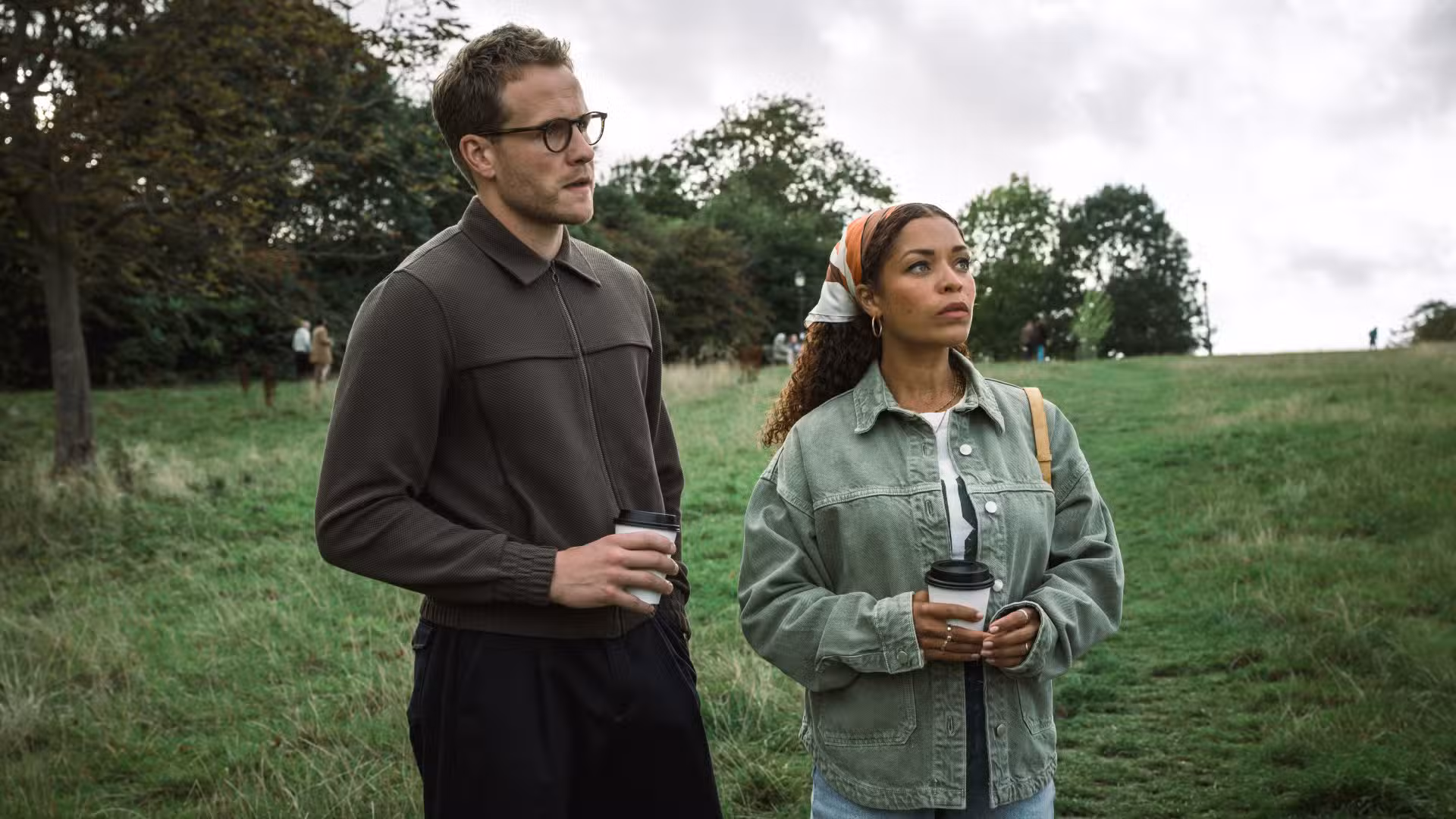 Josh Dylan como Tommy y Antonia Thomas como Tuppence en Tommy & Tuppence de BritBox 