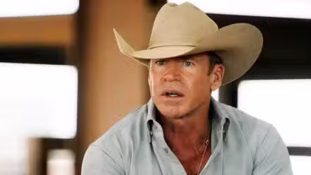 Taylor Sheridan como Travis Wheatley en Yellowstone