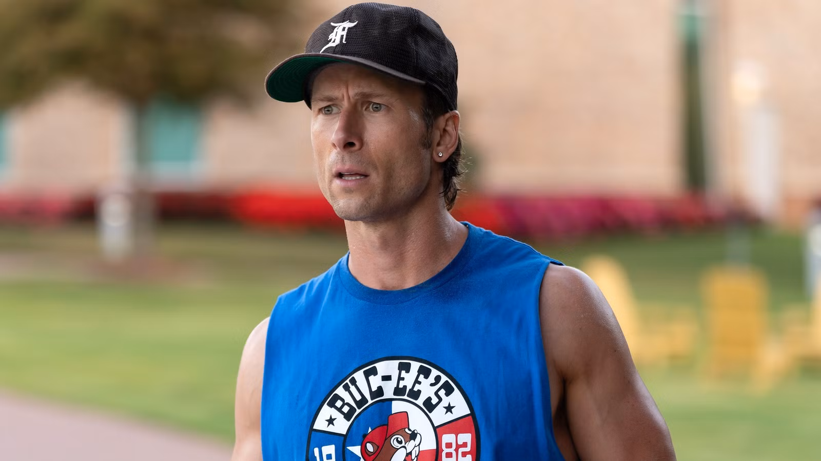 La serie con clasificación R de Glen Powell casi duplica la puntuación de Rotten Tomatoes de la temporada 1