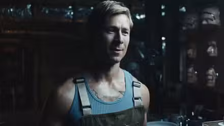 Glen Powell en la temporada 2 de Chad Powers en un sótano con máscaras a su alrededor en la pared