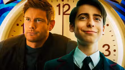 Luther (Tom Hopper) no parece divertido y Five (Aidan Gallagher) sonríe en la temporada 4 de The Umbrella Academy con un reloj detrás de ellos.