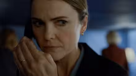 Keri Russell habla por teléfono y parece preocupada en la temporada 3 de The Diplomat