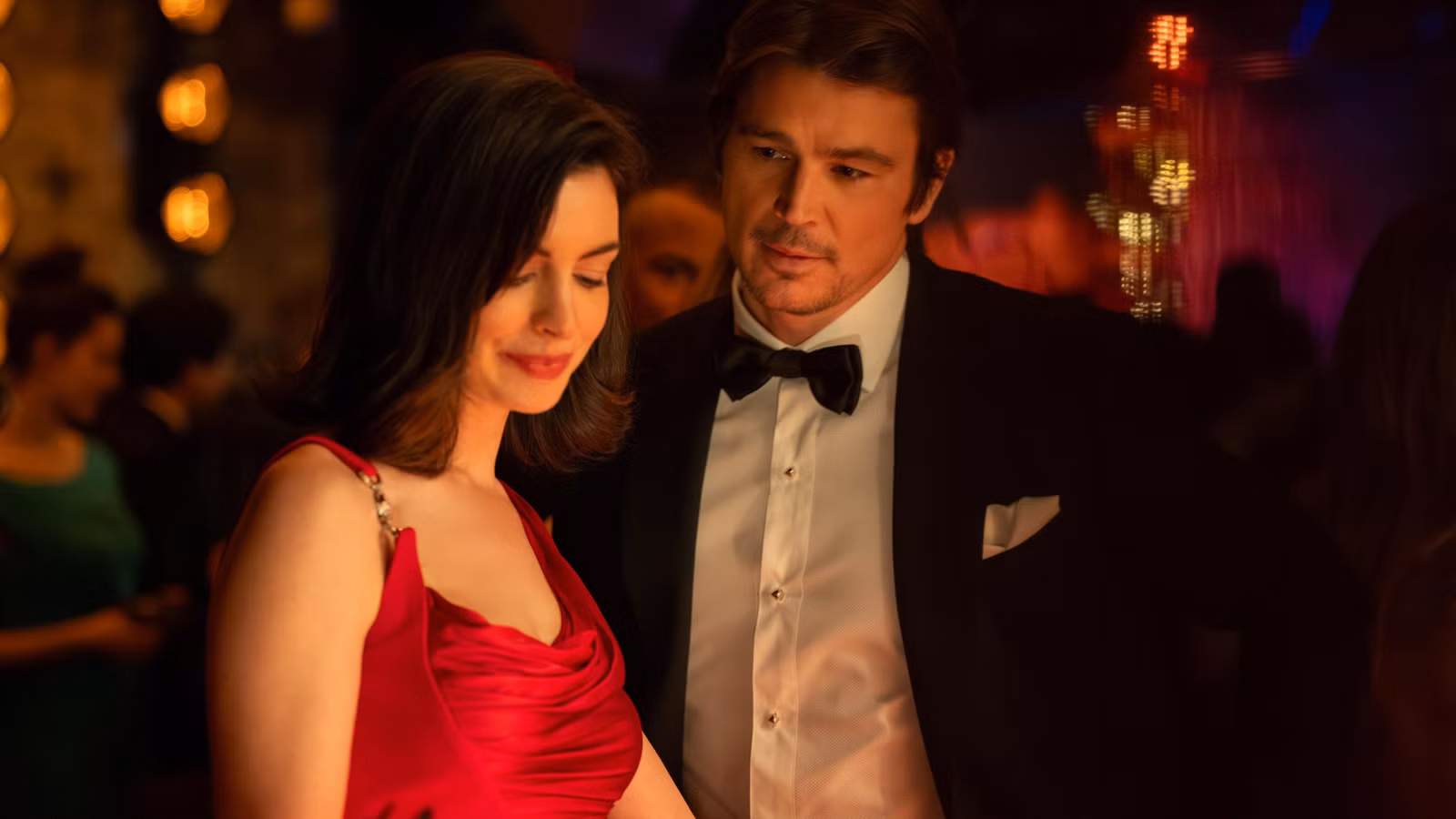 La solitaria autora de Anne Hathaway esconde un gran secreto en el tráiler de Verity de Amazon