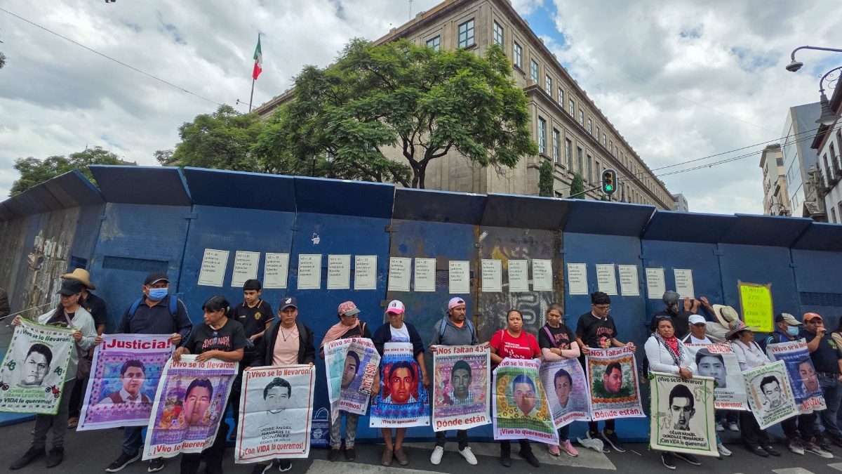 Madres y padres de Ayotzinapa protestan afuera de la Corte