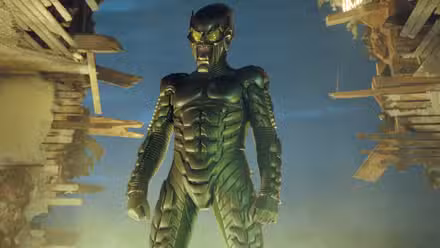 Willem Dafoe como el Duende Verde de pie siniestramente en Spider-Man