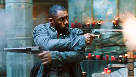La película La Torre Oscura Roland disparando sus armas