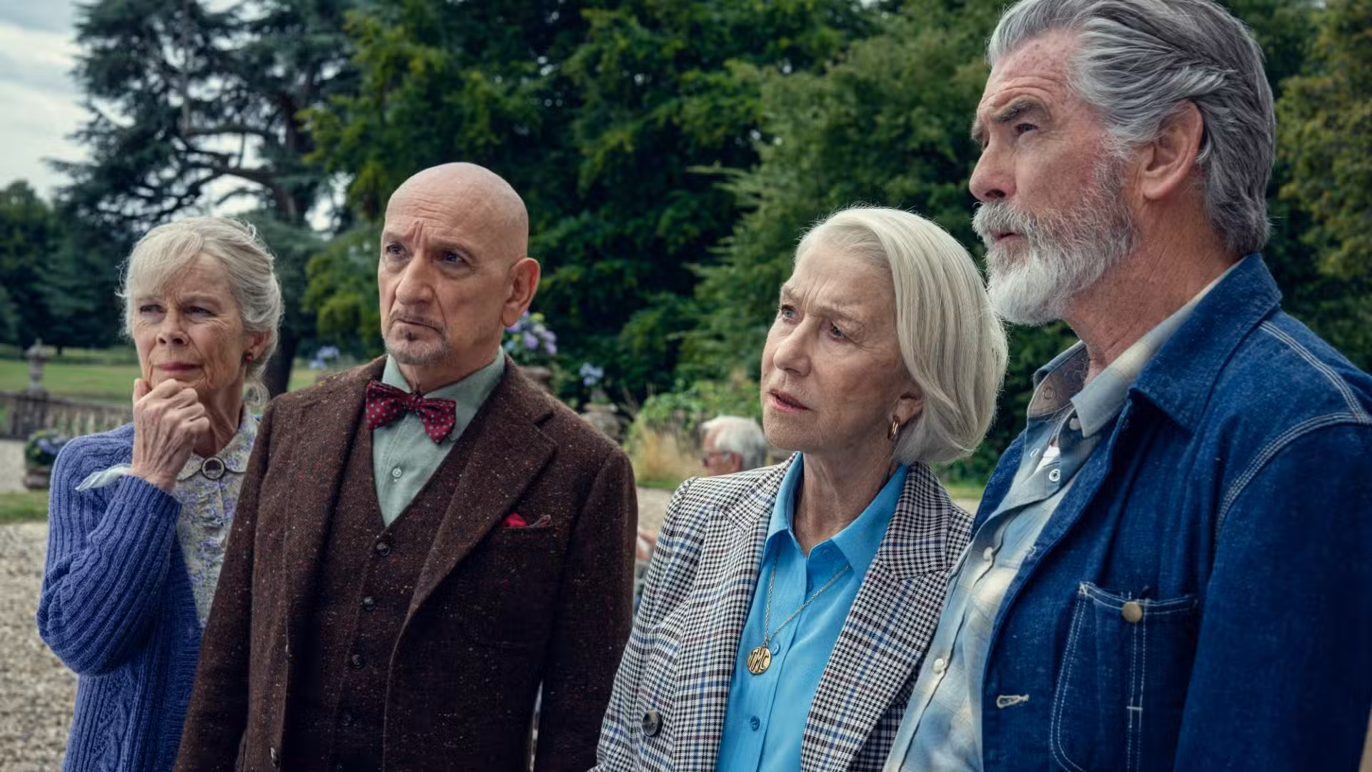 El elenco de The Thursday Murder Club observa.
